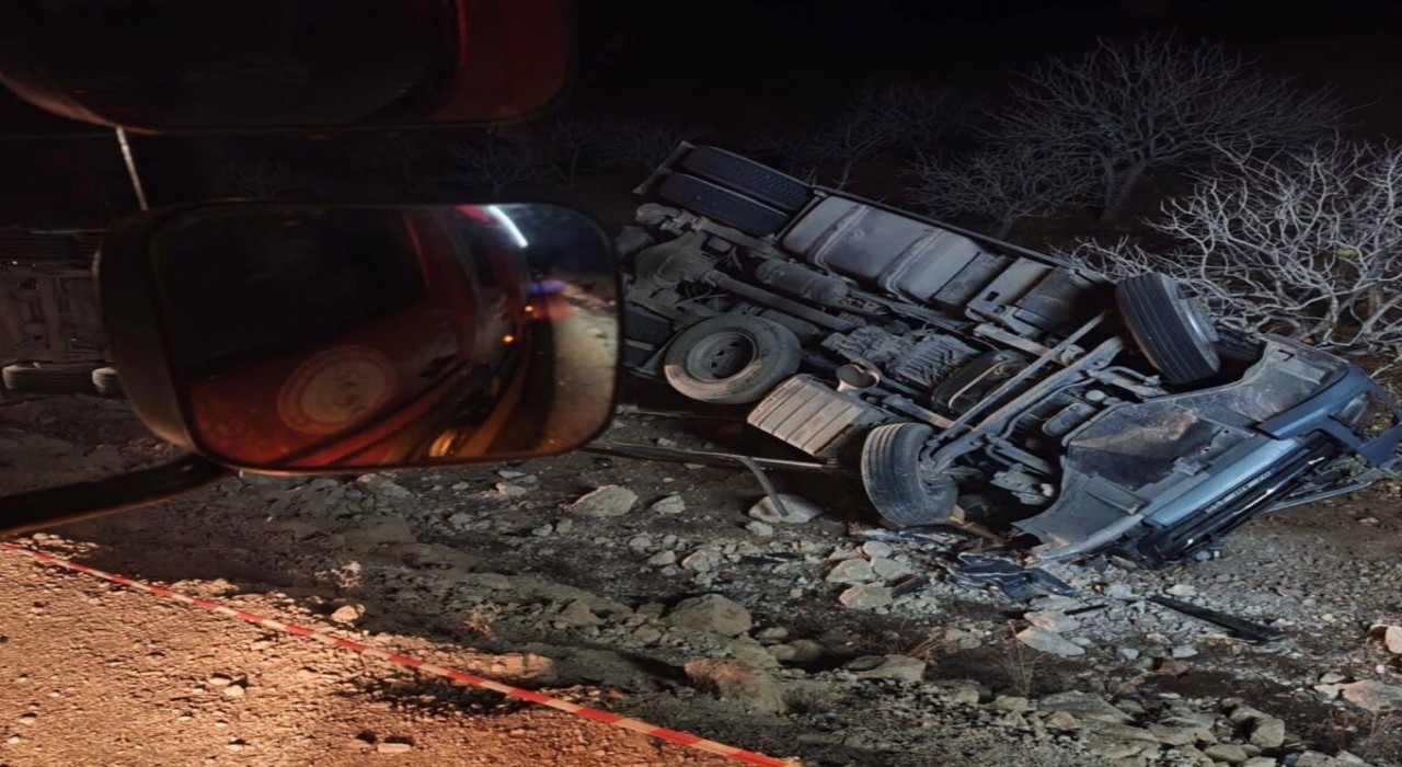 Şanlıurfada devrilen tırın sürücüsü hayatını kaybetti