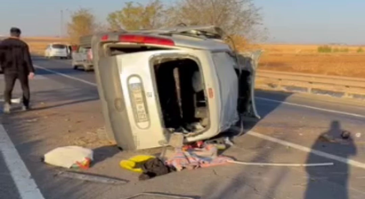 Şanlıurfada hafif ticari araç devrildi: 1 ölü, 3 yaralı