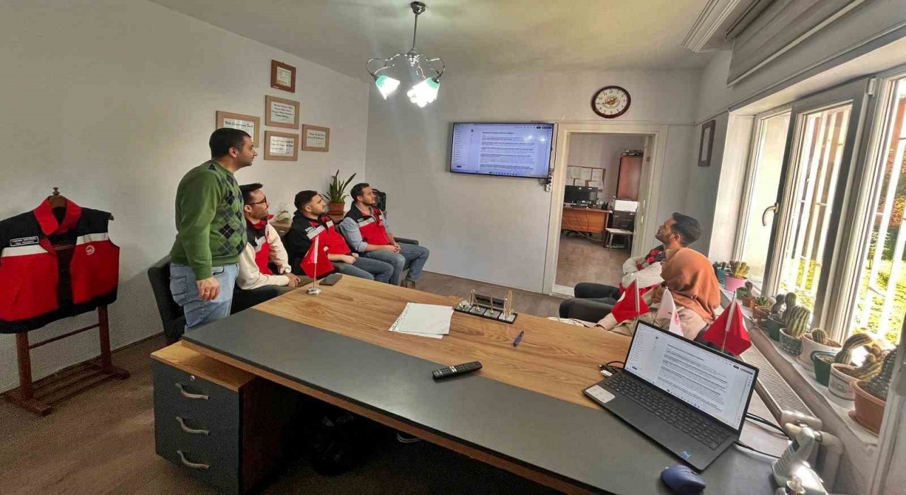 Şaphane ve Pazarlar İlçe Tarım personeline, Çiğ süt sağım hijyeni konulu eğitim