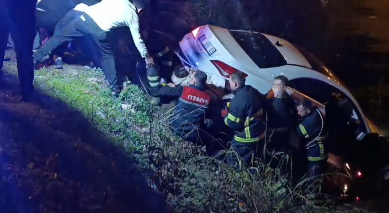 Şarampole uçan otomobilden çıkmak istemedi, ekiplere zor anlar yaşattı