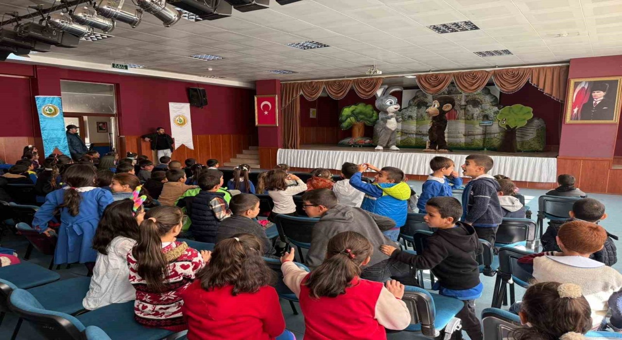 Sarıkamışta Şarkılı Orman oyununa miniklerden yoğun ilgi