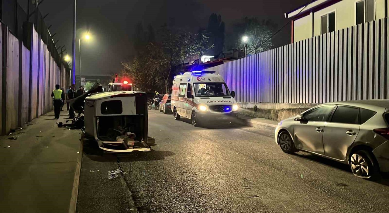 Sarıyerde otomobil bir araca çarpıp, motosikletin üzerine devrildi: 2 yaralı