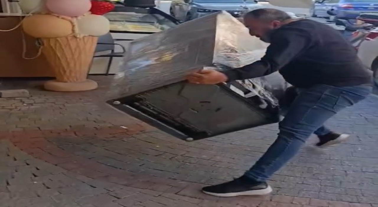 Satın aldığı bulaşık makinesi teşhir ürünü çıkınca mağazanın önüne attı