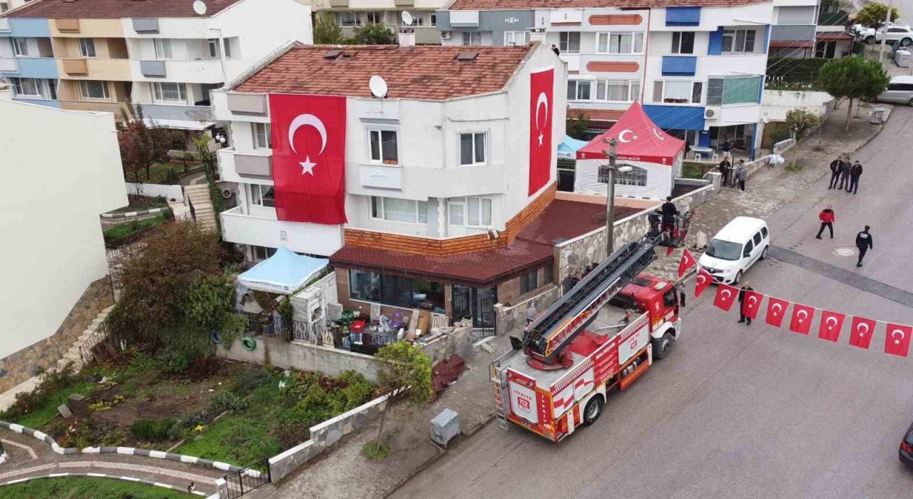 Şehidin evine Türk bayrağı asıldı