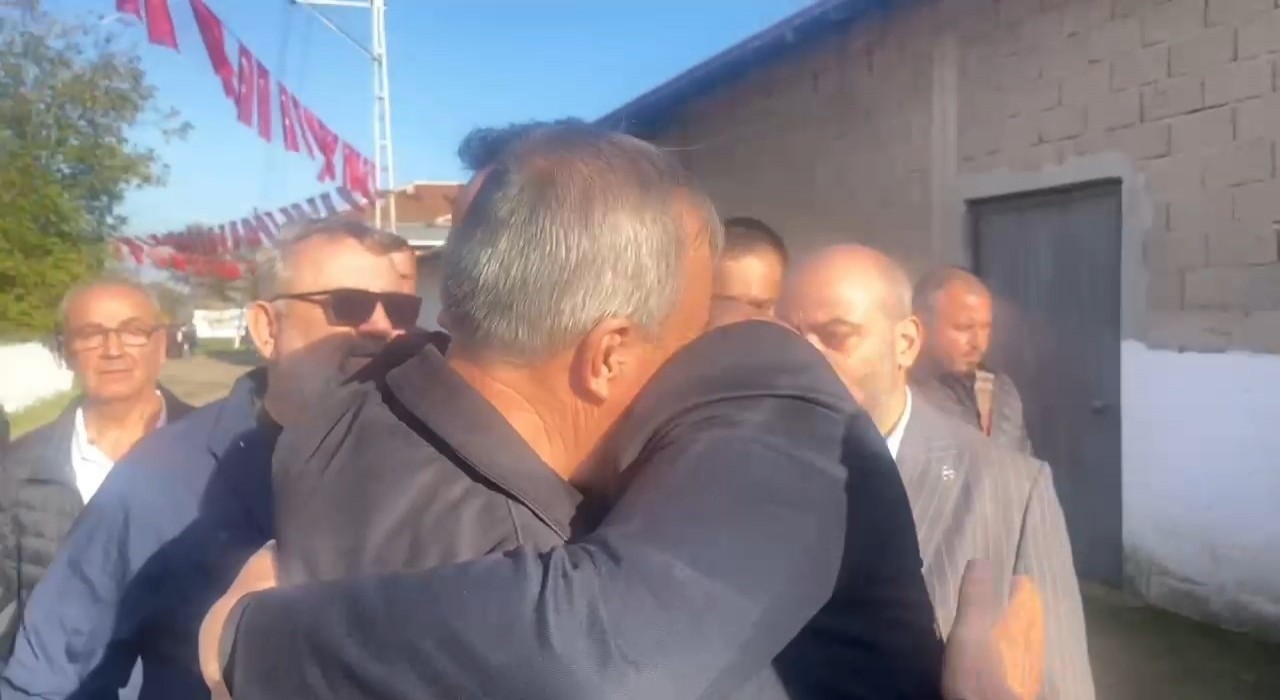 Şehit babası MHPli başkana sarılıp Beni Devlet Bahçeliye götürün dedi