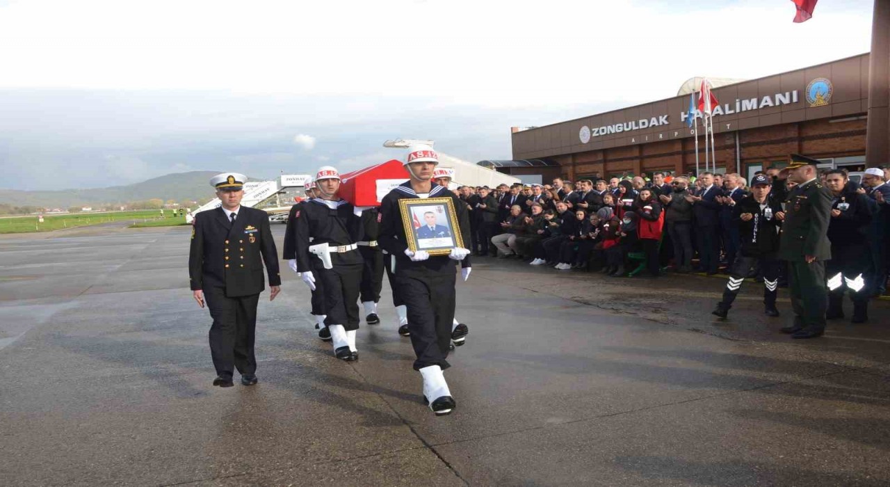 Şehit Nuri Özcanın naaşı Zonguldak Havalimanında karşılandı
