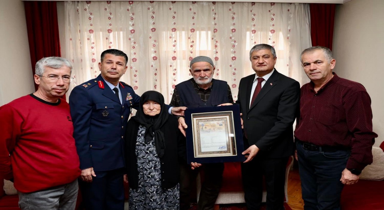 Şehit Özcanın ailesine şehadet belgesi teslim edildi