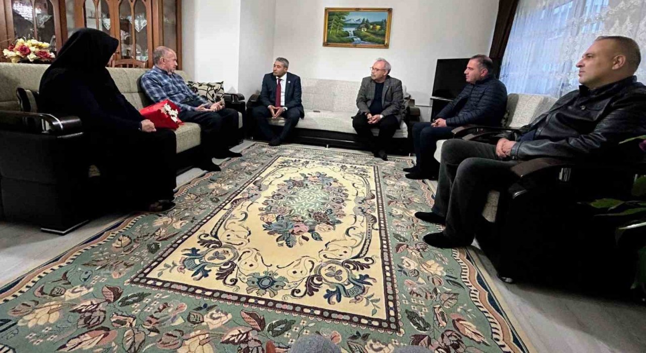 Şehit Serdar Uslunun öğretmen babasına anlamlı ziyaret