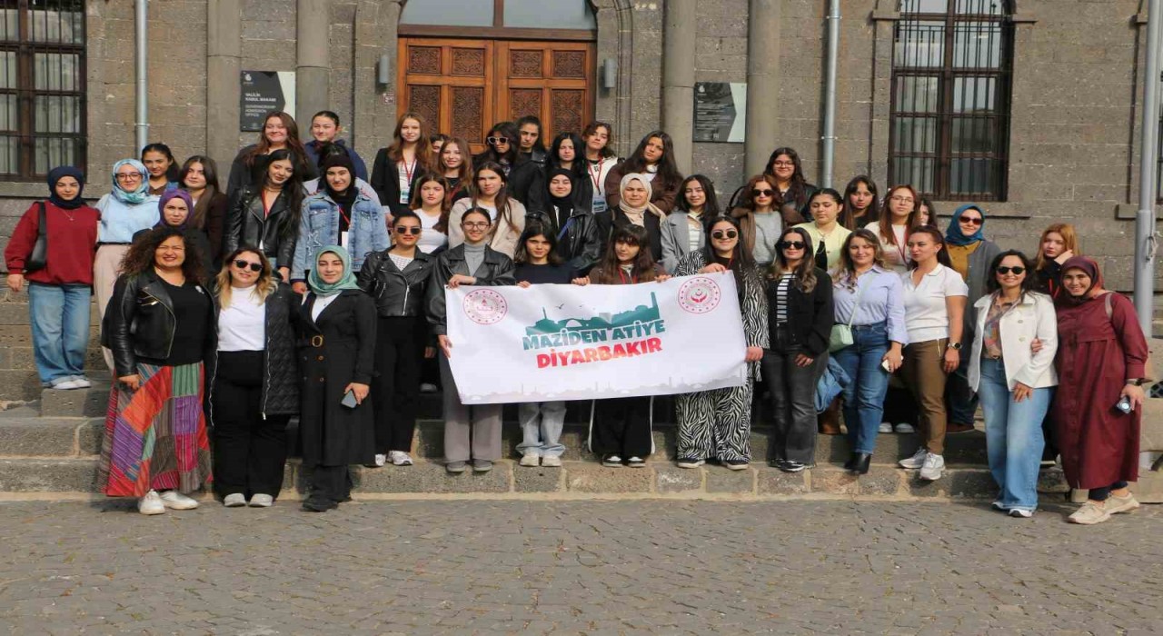 Şehit ve gazi kızları Diyarbakırın tarihi mekanlarını geziyor