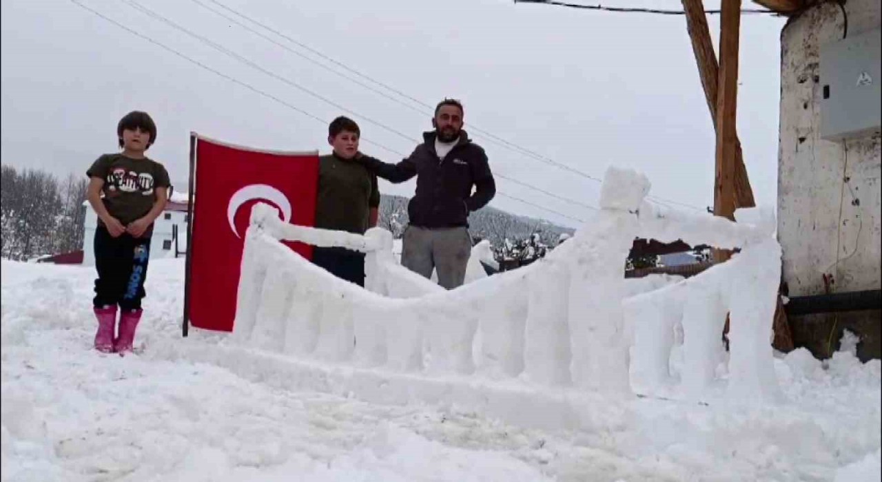 Şehitleri anmak amacıyla kardan ‘15 Temmuz Şehitler Köprüsü yaptılar, görenleri ise duygulandırdılar