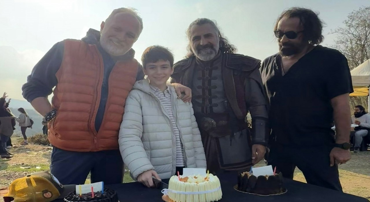 Şehzade Mustafaya sette doğum günü sürprizi