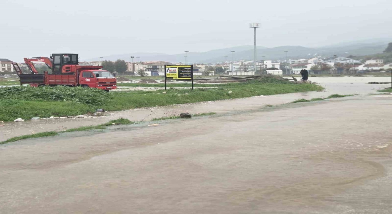 Selden etkilenen Dikili ve Foçada su tahliye çalışmaları sürüyor
