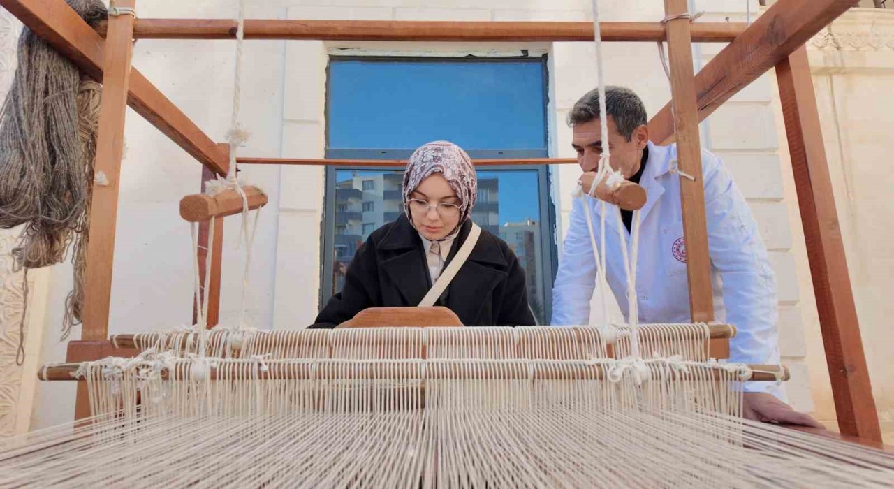 Siirtte 24 öğretmen, Atatürk portresine 24 ilmek attı