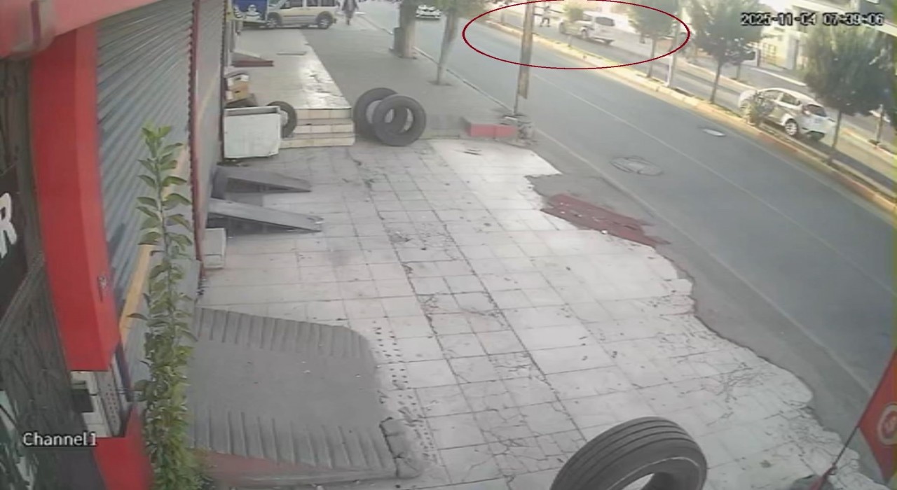 Siirtte aracın yayaya çarptığı anlar güvenlik kamerasına yansıdı