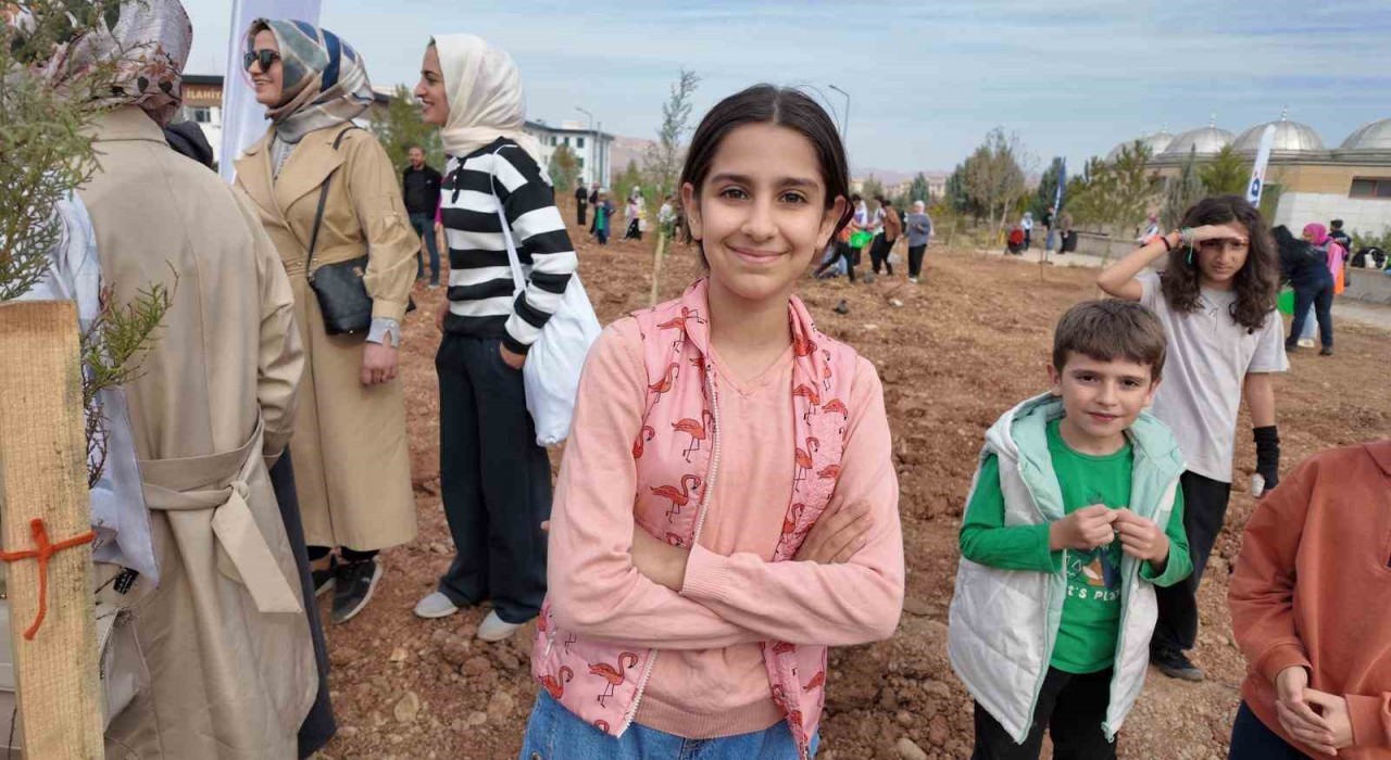Siirtte binlerce fidan aynı anda toprakla buluştu