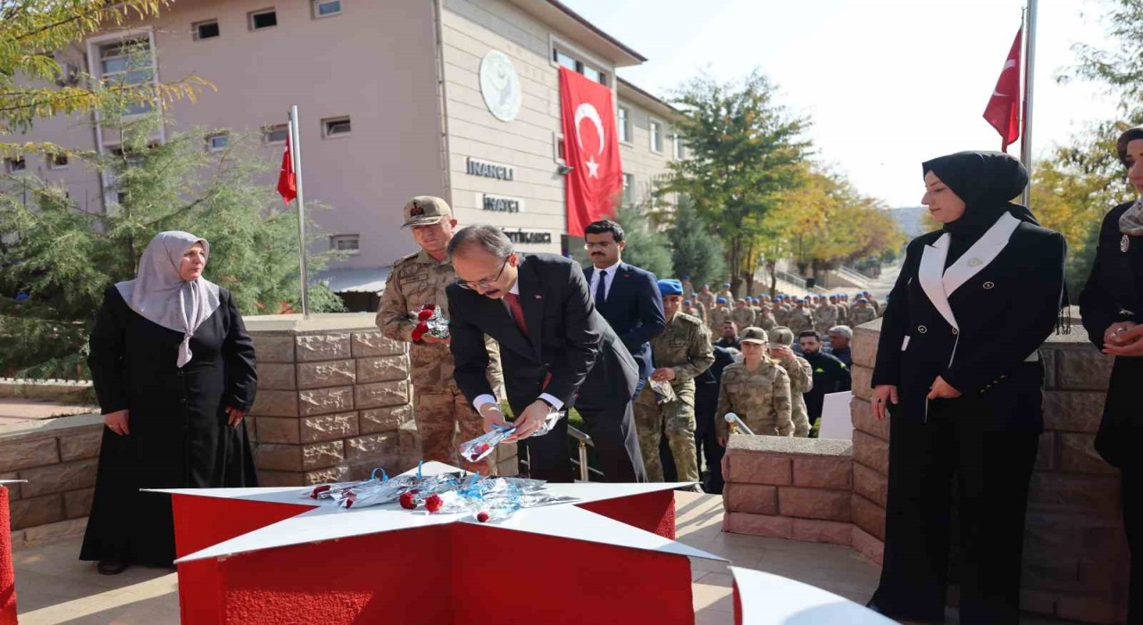 Siirtte helikopter kazasında şehit olan 17 asker dualarla anıldı