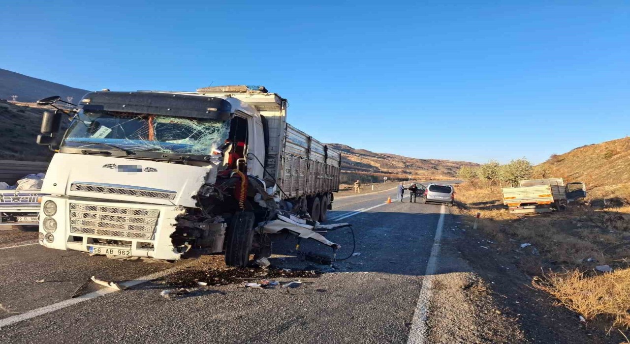 Siirtte iki kamyon kafa kafaya çarpıştı: 1 yaralı