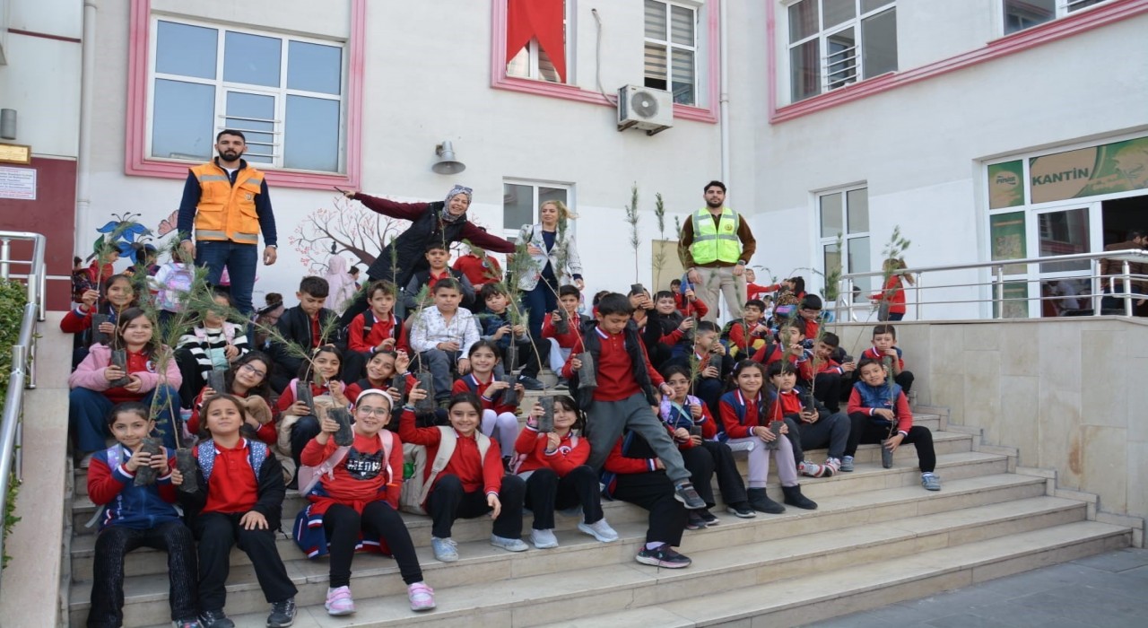 Siirtte ilkokul öğrencilerine fidan dağıtıldı