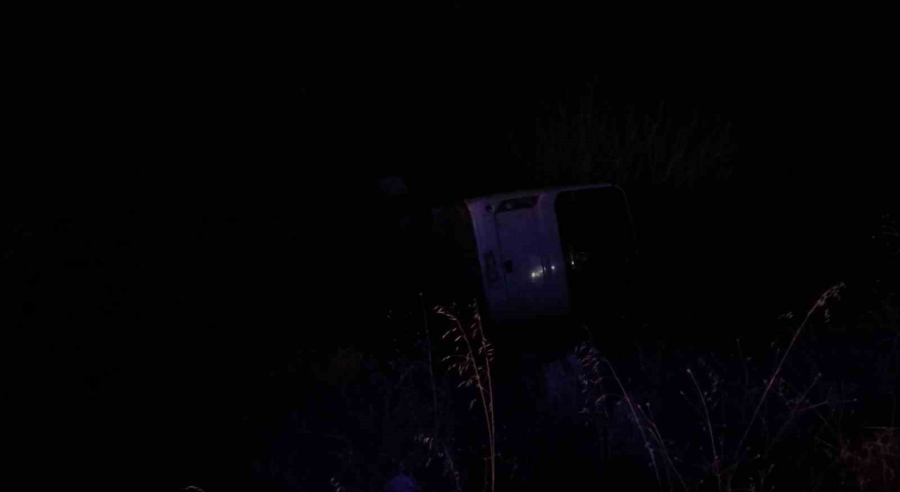 Siirtte işçileri taşıyan otobüs devrildi: 17 yaralı