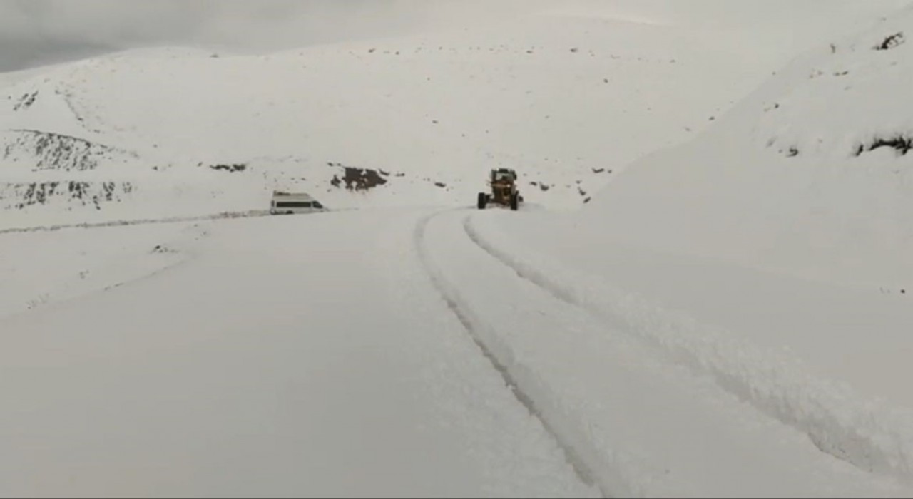 Siirtte karda araçlar yolda mahsur kaldı