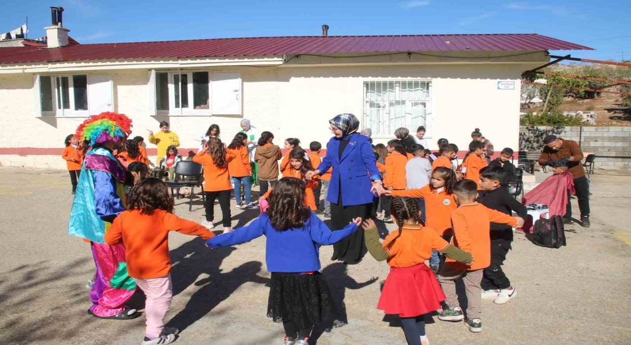 Silvanda çocukların saç bakımları yapıldı