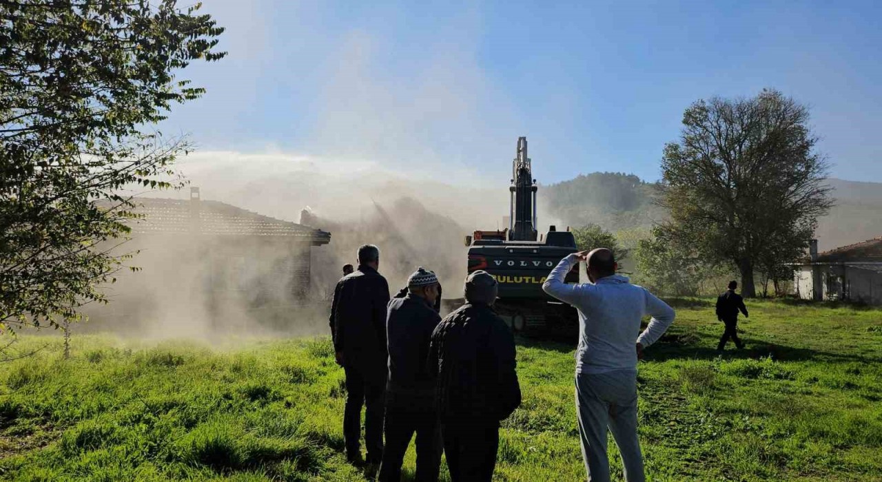 Sındırgıda 52 yıllık evli çift depremde ağır hasar gören evlerinin yıkılışını gözyaşlarıyla izledi
