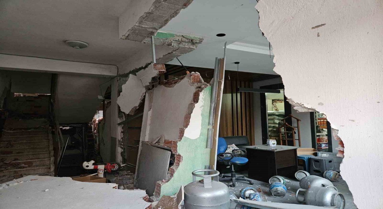 Sındırgıda deprem esnafı olumsuz etkiledi