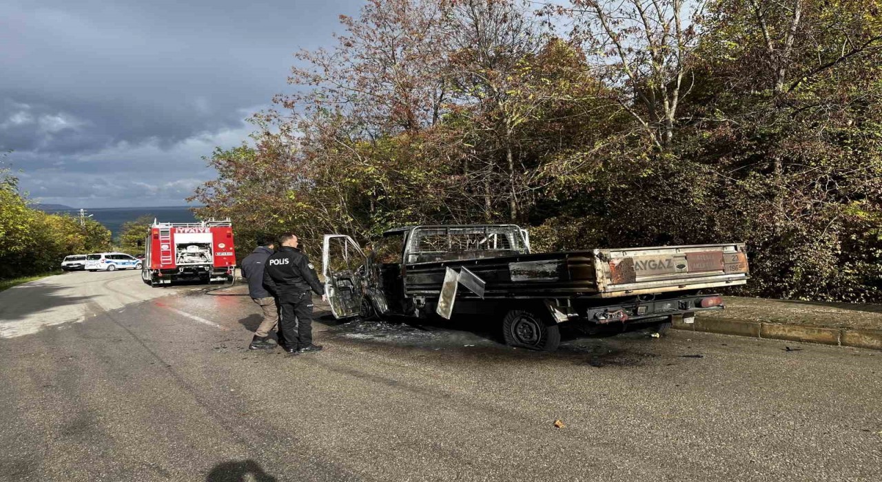 Sinopta seyir halindeki kamyonet alevlere teslim oldu