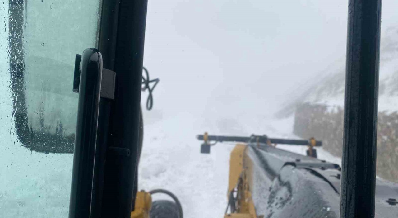 Şırnak beyaza büründü, Habur Çayı debisi yükseldi