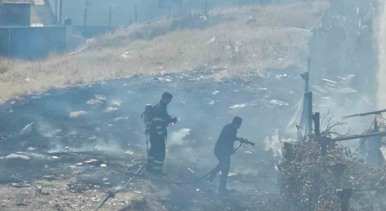 Şırnakta boş arazideki odun ve lastikler yandı