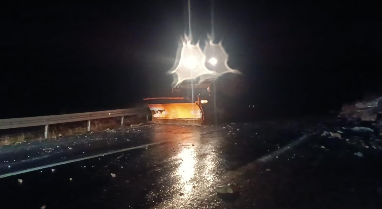 Şırnakta dağdan kopan kaya parçaları yolu trafiğe kapattı