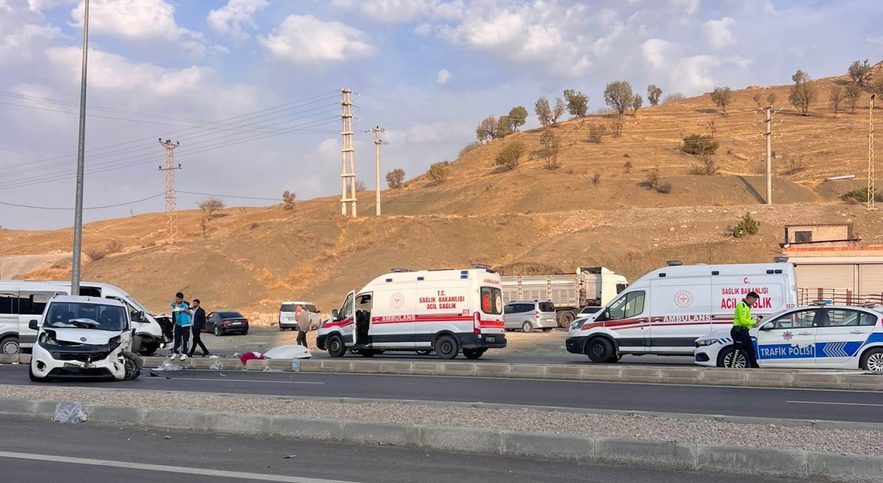 Şırnakta minibüsü ile hafif ticari araç çarpıştı: 19 yaralı