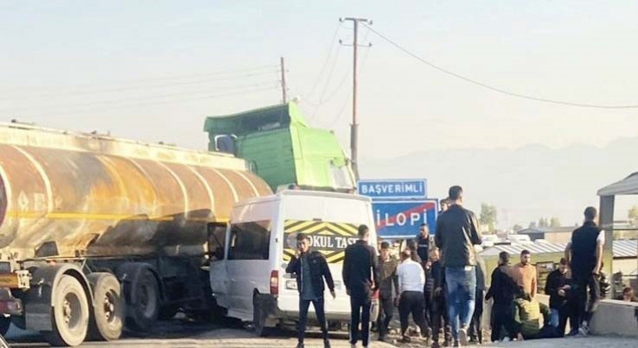 Şırnakta okul servisi tankerle çarpıştı: 13ü öğrenci 14 yaralı