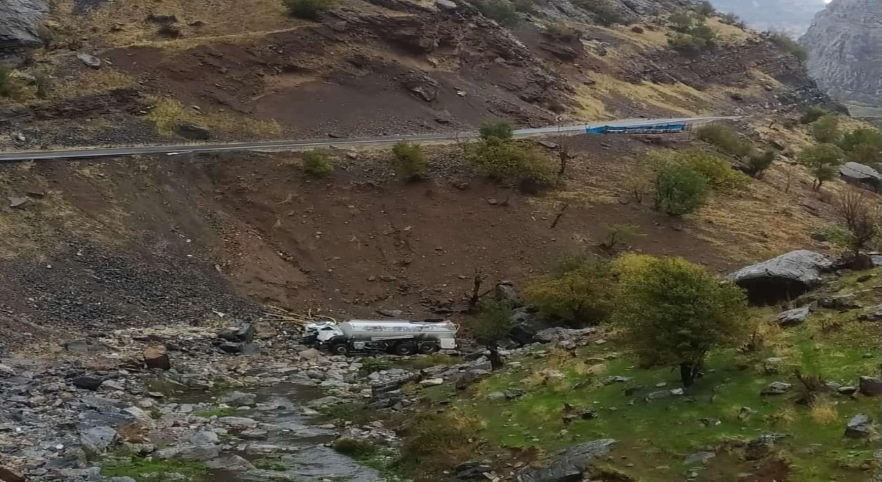 Şırnakta su tankeri uçurumdan yuvarlandı: 1 yaralı