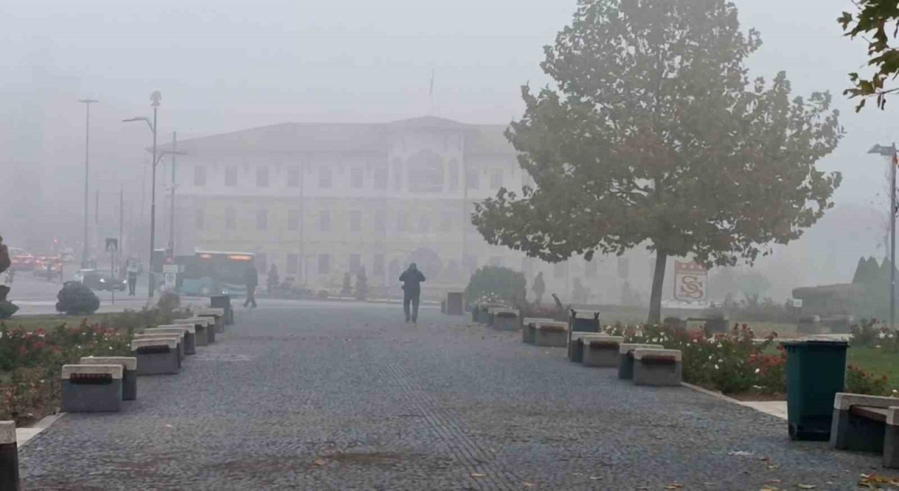 Sivasın tarihi kent meydanı sislere gömüldü