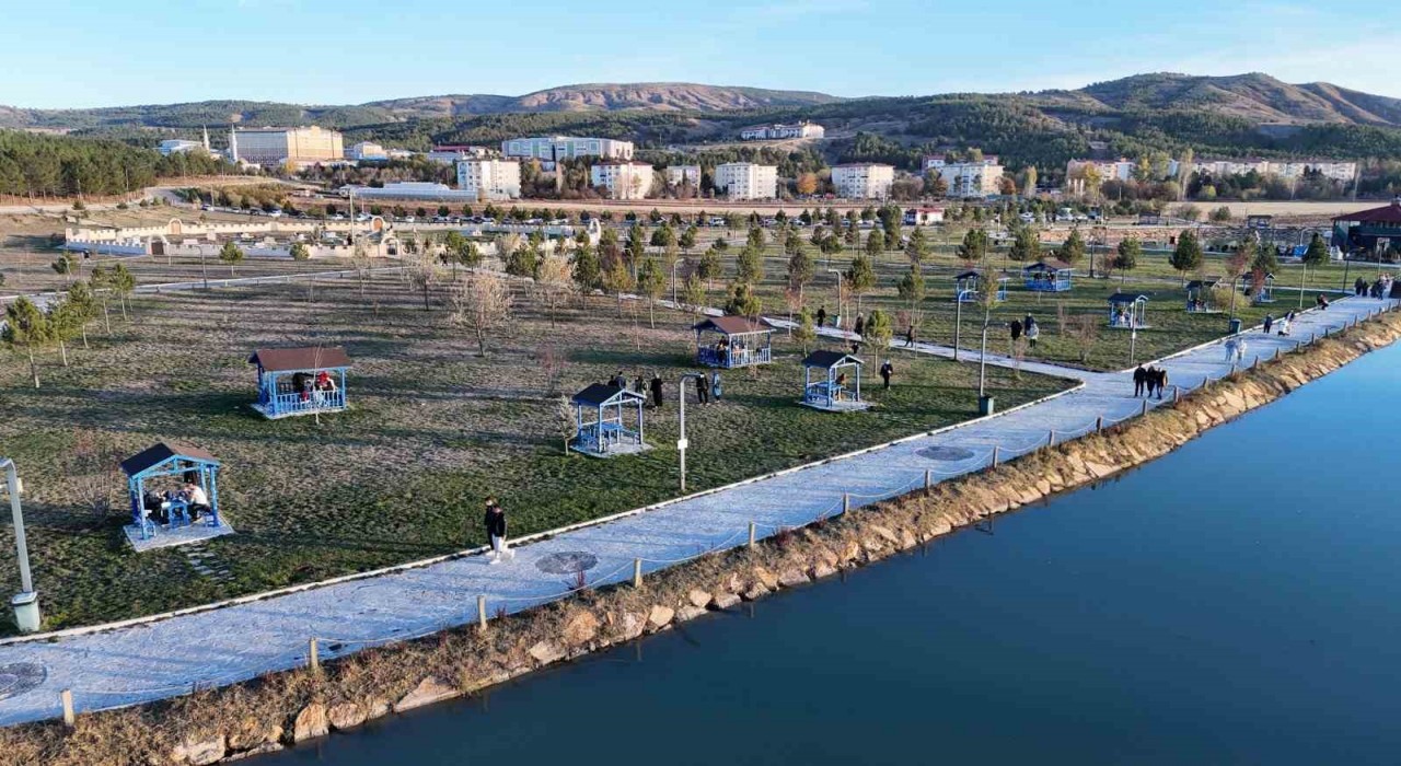 Sivasta hava sıcaklıkları mevsim normalleri üzerinde seyretti, vatandaşlar hafta sonunu piknik alanlarında geçirdi