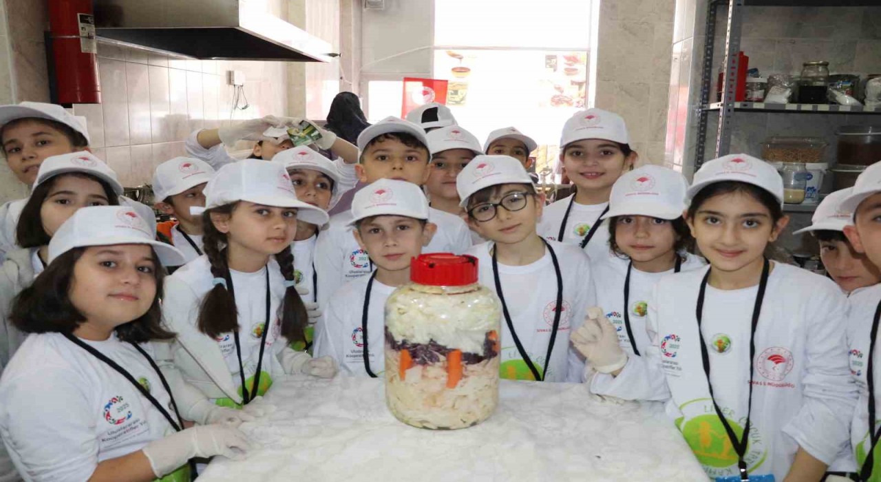 Sivasta minikler turşu kurup tarhana paketledi