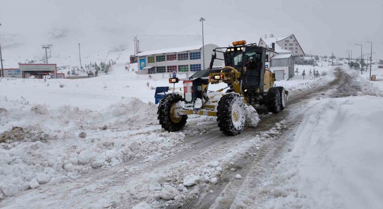 Sivasta yoğun kar nedeniyle 46 yerleşim yerine araç ulaşımı sağlanamıyor