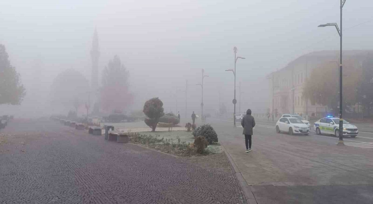 Sivasta yoğun sis etkili oldu araçlar görünmez hale geldi