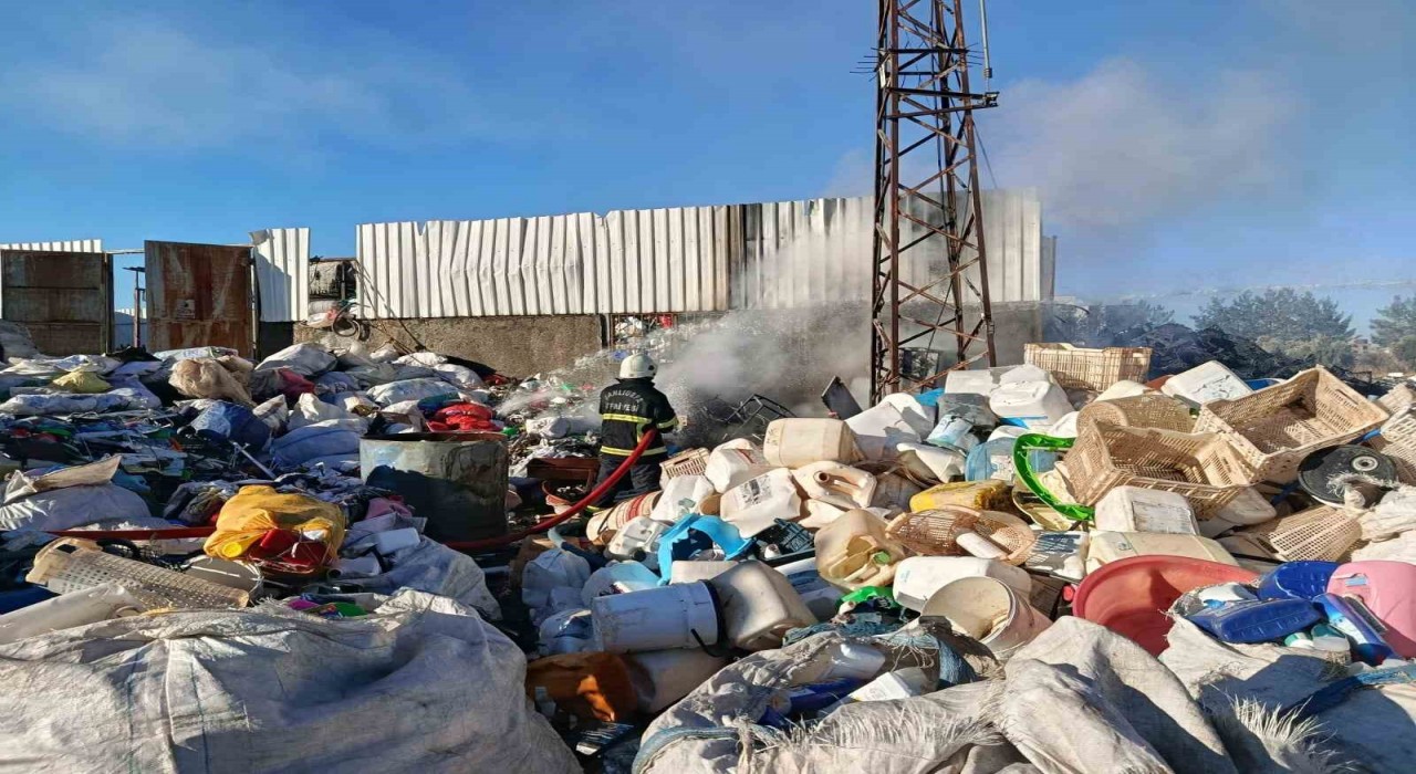 Siverekte hurdacıda çıkan yangın itfaiye ekiplerince söndürüldü