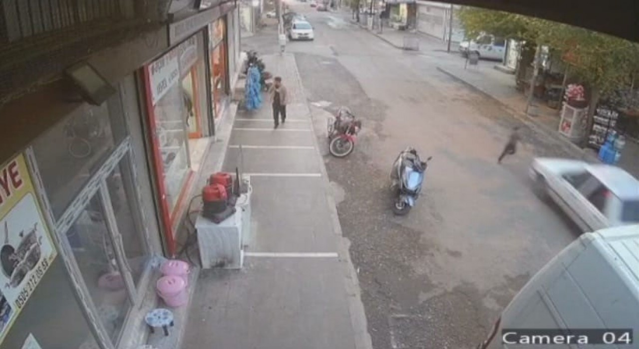 Siverekte otomobilin çarptığı çocuk, ayağa kalkarak kaçtı