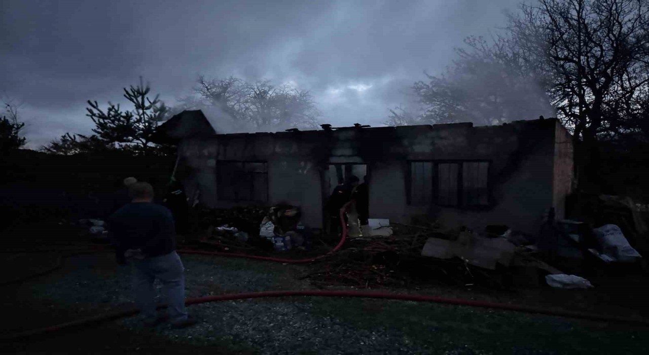 Sobaya yakmak için benzin döktü, hem kendini hem evi yaktı