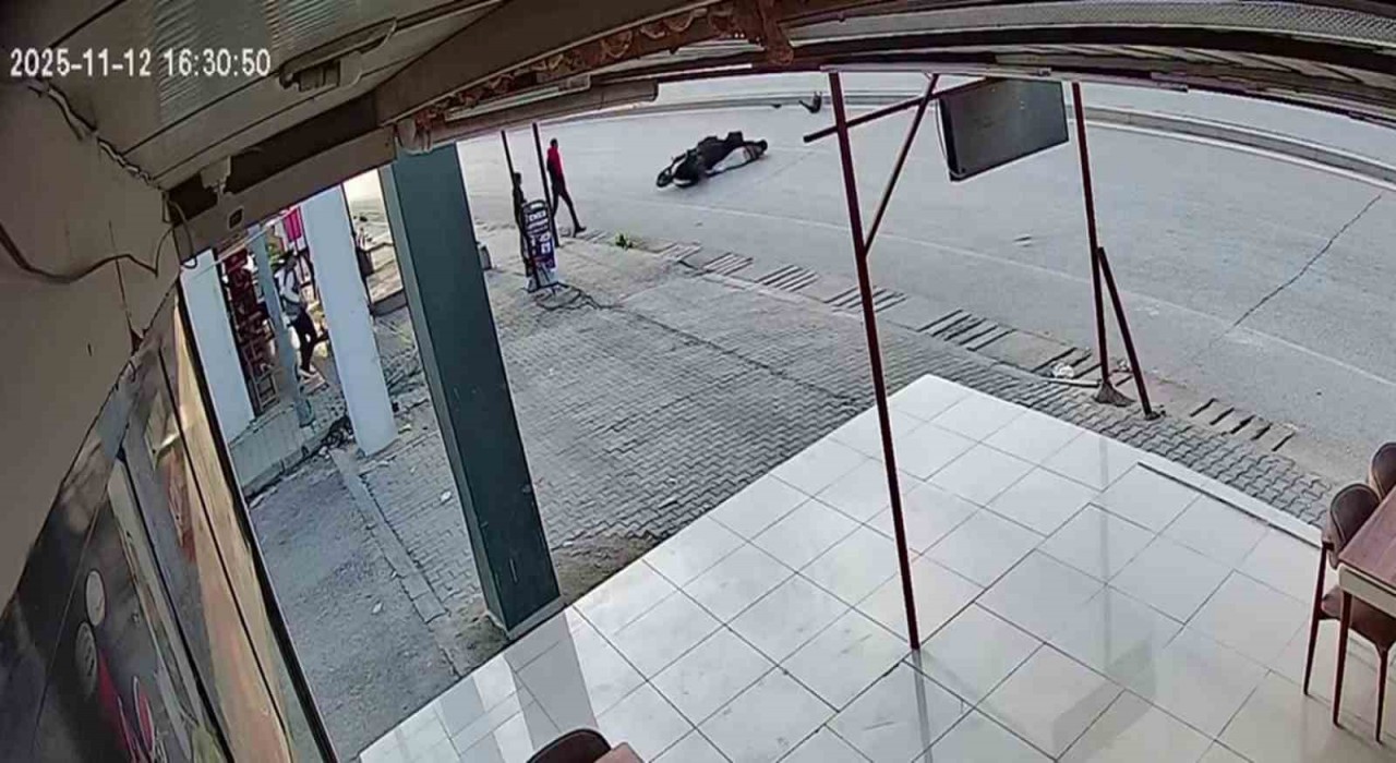 Sokak köpeğine çarpan motosikletli metrelerce sürüklendi