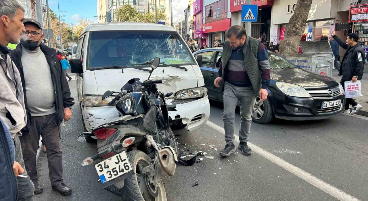 Sol şeritte seyreden motosikletli kamyonetle kafa kafaya çarpıştı: 2 yaralı