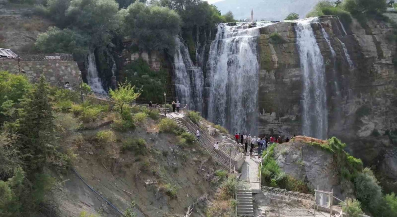 Sonbaharda Tortum Şelalesinde ziyaretçi yoğunluğu