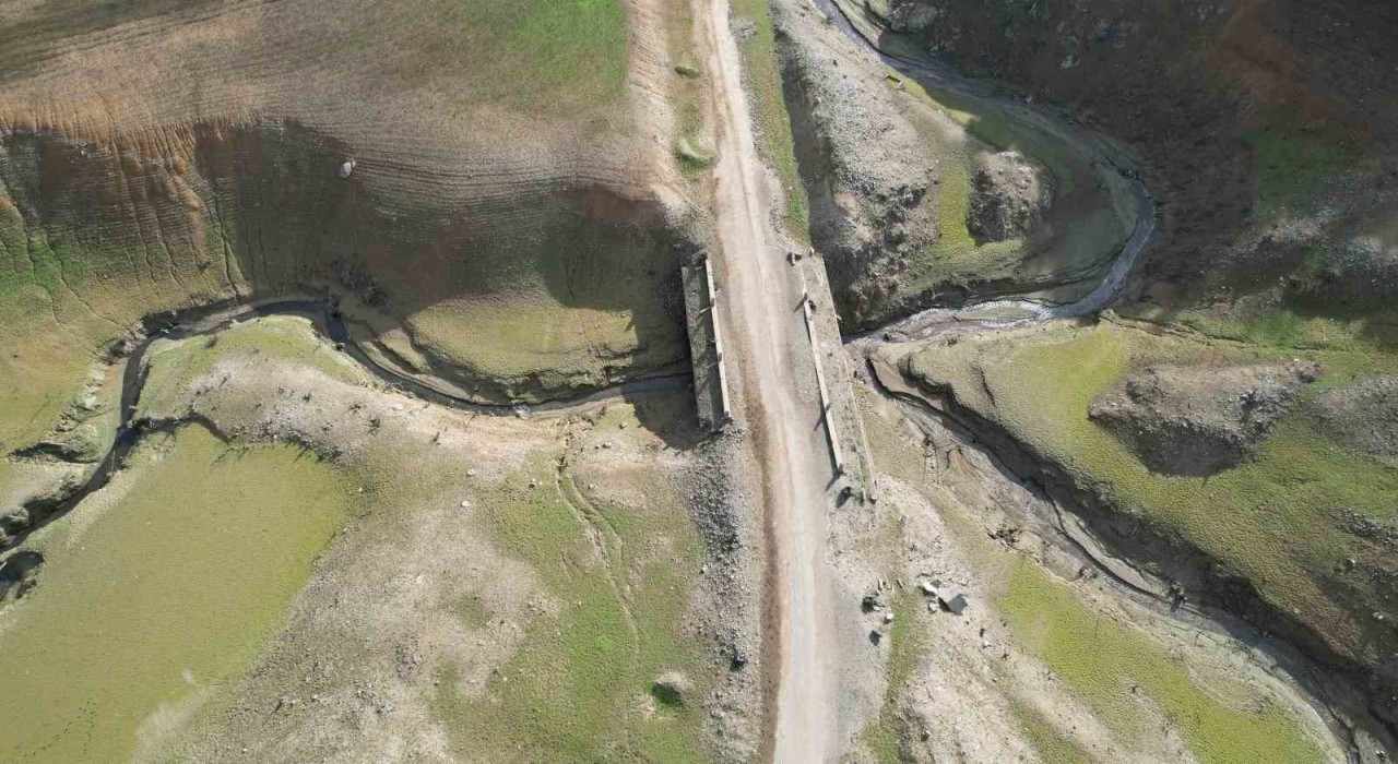 Su seviyesi düşen Gökçe Barajında tarihi yolun kalıntıları gün yüzüne çıktı