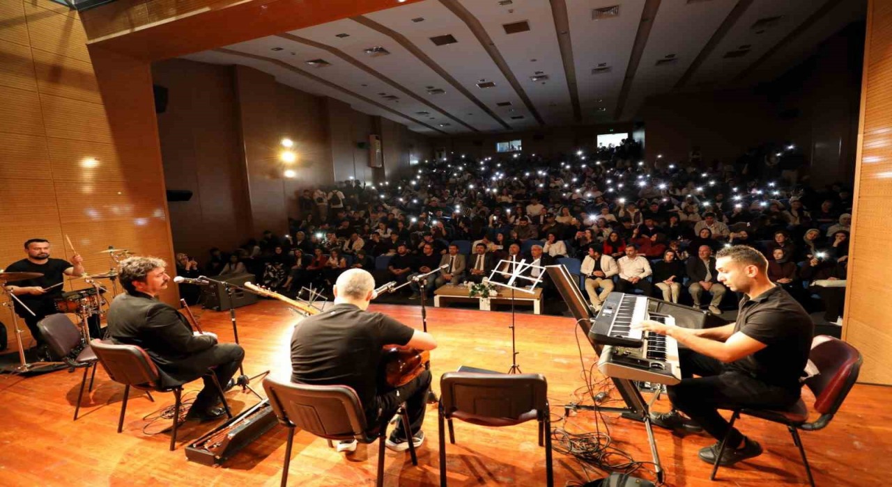 SUBÜden uluslararası öğrencilere türkü konseri