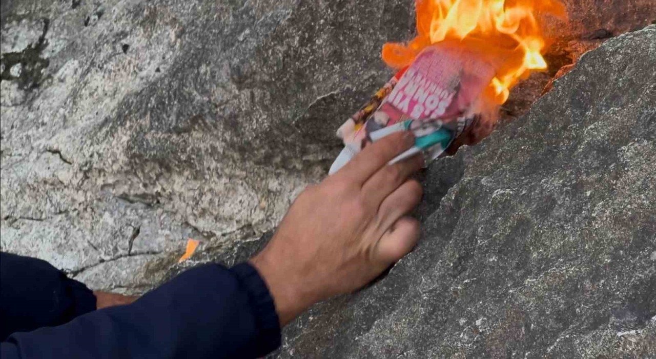 Suları çekilen Eğirdir Gölünde açığa çıkan kayalıkların arasından alevler yükseldi