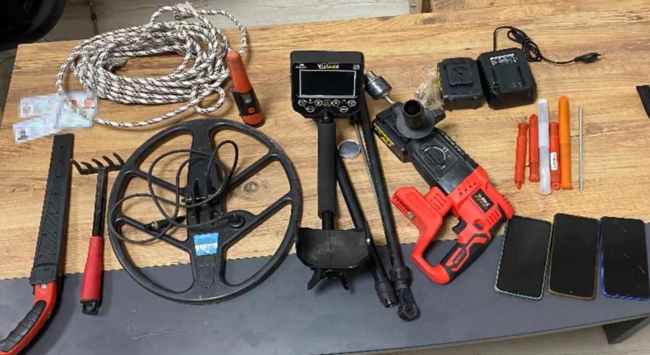 Sultanbeylide ormanlık alandaki kaçak kazıda 3 şüpheli suçüstü yakalandı