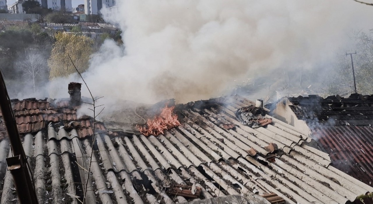 Sultangazide gecekonduda korkutan yangın